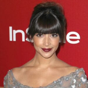 Hannah Simone Instagram - As I try and fumble my way through doing my own hair and makeup for my podcast @themessaroundpod I have to SCREAM FROM THE ROOFTOPS all the phenomenal makeup and hair artists that have transformed me from my natural mowgli vibe to someone who could be believed to play a model on tv… thank you for teaching me your tips and tricks through your all the shows, shoots, carpets and random pick me up days plz text me and tell me how to contour because for the life of me I can’t figure it out  xo * also full disclosure I am full nick miller in real life so thank you to the incredible people in styling and costumes who put me in great clothes to help me look less like the full couch potato I am 😂❤️