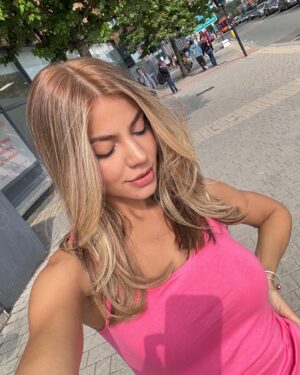 Hariany Almeida Instagram - Blond hair  @stefaniacalado