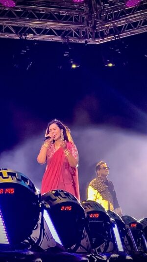 Haripriya Instagram - OG @itsyuvan ‘s magic 🤍✨Moments from U1 live in #chennai #live #yuvan #concert #haripriyasinger #Haripriya #reels #explore #music #u1 

Vc: @rinku__rajan