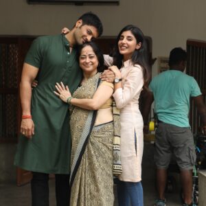 Harshita Gaur Instagram - Kaash!! 
Dimpy’s ideal world 🫶🏻🫶🏻

P.S- I wasn’t light , he is very strong 💪🏻💪🏻💪🏻

#behindthescenes #mirzapur #family #dimpypandit