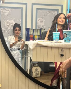 Harshita Gaur Instagram - Before trashing how about Instagram-ing! 

1 behind the bars ( workout full swing )

2. Those customary trial room selfies ( my mom loves to enter the trial rooms with me so she can sit 😅)
 
3. With my fav person @battatawada ♥️

4.  Vegan filter coffee ( it was very good all you dairy lovers #justfyi 😎 @subkocoffee )

5. Yes something s cookinnn 🤫

6. It was raining and I really wanted to dance so I 📞@kalepooja 🙃🫶🏻