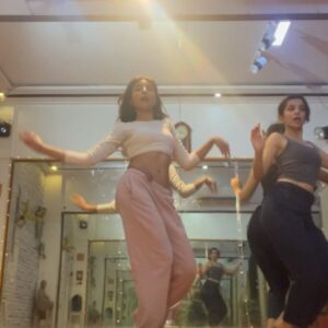 Harshita Gaur Instagram - Before trashing how about Instagram-ing! 

1 behind the bars ( workout full swing )

2. Those customary trial room selfies ( my mom loves to enter the trial rooms with me so she can sit 😅)
 
3. With my fav person @battatawada ♥️

4.  Vegan filter coffee ( it was very good all you dairy lovers #justfyi 😎 @subkocoffee )

5. Yes something s cookinnn 🤫

6. It was raining and I really wanted to dance so I 📞@kalepooja 🙃🫶🏻