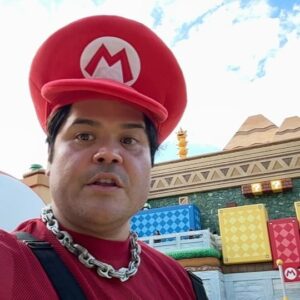 Harvey Guillén Instagram - Thanks so much @unistudios .. we had a great time celebrating my nieces bday!!! 🎂 🍄