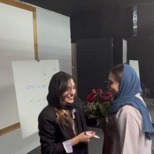 Hasti Mahdavifar Instagram - وقتی هنرجوها نمیخوان درس رو یاد بگیرن...
سکوت هم که کلا براشون معنایی نداره .
هر کاری دلشون بخواد میکنن...
خب در واقع از یه مشت نخبه ی دیوانه هم نمیشه انتظار بیشتری داشت.
قرار بود این کارگاه بازیگری باشه.نمیدونم چه جوری به جانورشناسی و موسیقی شناسی ختم شد...🫠
یعنی این اساتید خودشون یه سور زدن به من در بازیگری.
الان متوجه شدم من تا الان اشتباهی بازیگر بودم .بازیگرای واقعی اینا هستن.
خلاصه که هرچی من برای اینا علمی ریسه کرده بودم،آخرش خیلی علمی زدن پنبه اش کردن.😵‍💫
.
معرفی میکنم : با استعدادترین و باهوش ترین افرادی که الان تو زندگیم دیدم 👆🏻

@mashghehonar_academy 

پ•ن ۱: فروید اگه دستم بهت برسه...😡
پ.ن ۲ : خدا بهم رحم کرد ۴،۵ نفرشون غایب بودن تو این جلسه،وگرنه همین چند تا جمله هم نمیتونستم دیگه بنویسم...

موقعیت کنونی من : در حال پیدا کردن دکمه ی ریست فکتوریه مغزم...😵‍💫
