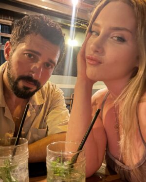Hayal Köseoğlu Instagram - 07.24 Yıkılmadım ama ayakta da değilim
