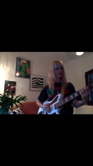 Hayley Williams Instagram - amateur hour / self-serenades / when i’m with you - best coast / july, 2020

“When I’m With You” by @best_coast :)

Recorded this for my friend @bethany_cosentino who was, at the time, collecting covers and tributes for her band Best Coasts’ first album. The sound couldn’t possibly be worse cause I recorded it straight through my computer speakers like an asshole. But I said I’d empty out the camera roll so I’m doing my best. Bethany’s music has been so influential to so many new alt and dreamy garage rock bands and I love to give her flowers any time I can. 
Also, peep the old @orlprojects signature guitar 🥹 Taylor gave it to me bc it was small and I am also small.