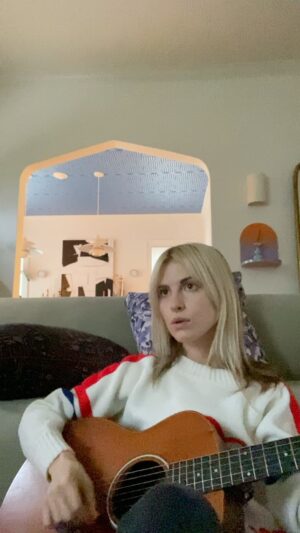 Hayley Williams Instagram - ❤️compiling clips and
voice-memos of me serenading my damn self at home! as i find old ones in my phone, or continue to collect new ones, they’ll live in my highlights. hope they’ll be useful for you 

for those who don’t know - this is a song called “Things She Said” by Kent from their album Isola (the english one, obvz).