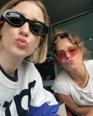 Hazal Kaya Instagram - Giriş 💗 Gelişme 🥹 Sonuç 🫠 

Bu şahane deneyim için teşekkür ederiiim!!!
Gururumuz Sultanlarımızı canlı canlı izlemek de varmış ♥️
 @trendyolcom 
#işbirliği #reklam #davet #vedahaneyazmamgerekiyosa