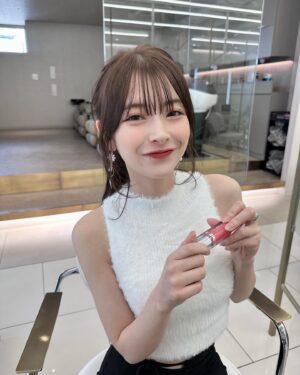 Hazuki Kimura Instagram - 舞台に合わせてカラーとトリートメントしてもらった時の📸✋

.
.
舞台『けむりの肌に』4/16まで
渋谷のシブゲキでやってます🙋‍♀️是非見に来てね🚬

#ヘアカラー
#ポニーテール
#へああれんじ 
#けむりの肌に 
#キ上の空論