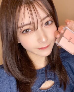 Hazuki Kimura Instagram - 🆕チーク紹介
2aNのチークの2番のLove Rosyです！
2色付きで重ね塗りするととっても立体感が出ておしゃれ🪞
そして発色が素晴らしい
オススメです🥳

#2an #トゥーエーエヌ  #デュアルチーク #白湯チーク #水彩画チーク
@2an_official_jp