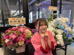 Hazuki Kimura Instagram - 遅ればせながら、舞台「な女」ありがとうございました🌸
A、B、C、D 全班の公演が無事終了しました☺️
昨日観劇してきたけど逆班も面白かったな〜夢オチみれて良かった 🤩

#笑う門には福子が来たる