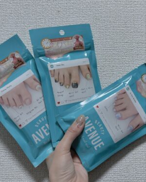 Hazuki Kimura Instagram - AVENUE 新作カラーで自宅ネイルしてみました💅
.
.
.
私のイチオシはピュアロータス🪄︎︎◝✩
大理石みたいな柄もあり流行りのチークネイルっぽさもだせて上品な手元にしてくれます
シールなのでいつでも剥せるのもありがたい.ᐟ‪‪‪.ᐟ‪‪‪
夏に向けてフットネイルも発売されたので是非チェックしてみてね！

#beautyavenue
#ビューティーアベニュー
#セルフネイル
#ジェルネイルシール
#pr