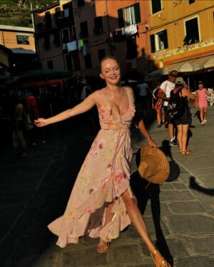 Heather Graham Instagram - Amo l’Italia in estate ❤️#santamargaritaligure #portofino #cinqueterre #monterorsso #vernazza #riomaggiore #manorola #italy 
🇮🇹💋💃🏼🌊🌞💫❤️