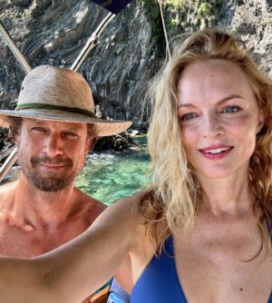 Heather Graham Instagram - Ricordati che il mare ti sistema l’anima
(remember the sea heals the soul)
🌊🧜🏻‍♀️❤️👙🇮🇹💋
#italy #liguria