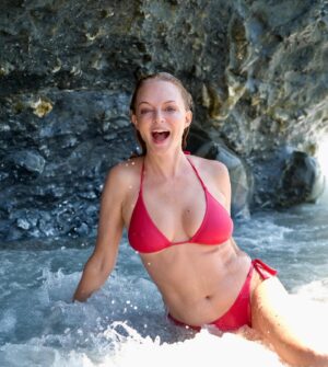 Heather Graham Instagram - Ricordati che il mare ti sistema l’anima
(remember the sea heals the soul)
🌊🧜🏻‍♀️❤️👙🇮🇹💋
#italy #liguria