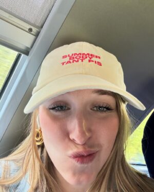 Héléna Bailly Instagram - Dump of july ✨
1. Mon merch d’amour 
2. Stressful 🫣
3. Même âge mêmes goûts vestimentaires ;) 
4. Balances du Nrj Music Tour 
5. En préparation…
6. @elvin.galland @yahima_kng 
7. Marraine est trop marrante !
8. Bus vs reality 
9. 21 juillet 🤍
10. 🤫
