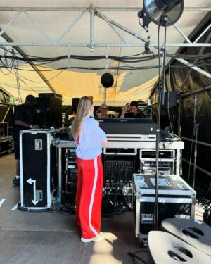 Héléna Bailly Instagram - Dump of july ✨
1. Mon merch d’amour 
2. Stressful 🫣
3. Même âge mêmes goûts vestimentaires ;) 
4. Balances du Nrj Music Tour 
5. En préparation…
6. @elvin.galland @yahima_kng 
7. Marraine est trop marrante !
8. Bus vs reality 
9. 21 juillet 🤍
10. 🤫