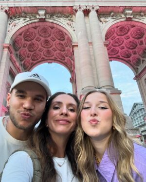 Héléna Bailly Instagram - Dump of july ✨
1. Mon merch d’amour 
2. Stressful 🫣
3. Même âge mêmes goûts vestimentaires ;) 
4. Balances du Nrj Music Tour 
5. En préparation…
6. @elvin.galland @yahima_kng 
7. Marraine est trop marrante !
8. Bus vs reality 
9. 21 juillet 🤍
10. 🤫