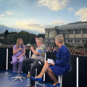 Héléna Bailly Instagram - Dump of july ✨
1. Mon merch d’amour 
2. Stressful 🫣
3. Même âge mêmes goûts vestimentaires ;) 
4. Balances du Nrj Music Tour 
5. En préparation…
6. @elvin.galland @yahima_kng 
7. Marraine est trop marrante !
8. Bus vs reality 
9. 21 juillet 🤍
10. 🤫