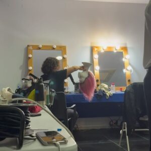 Helena Caldeira Instagram - Resumo muito resumido das filmagens na Ilha Mágica. ( porque o IG só deixa postar 10 fotos e eu ainda não aderi aos reels - porque sou meio ciberfóbica )
Uma maratona de quase dois meses a percorrer São Miguel de uma ponta à outra, ora de dia, ora de noite. Com as vizinhas vaquinhas sempre a espreitar pelos prados e as vezes pelas estradas. Também elas fizeram parte, mas também muit_s açoren_s, dentro e fora do set. 
Obrigada a tod_s! 

Foi rija a festa pá !

@netflixpt 
@ukbarfilmes 

#rabodepeixe #turnofthetide #azores #shooting #series #netflix