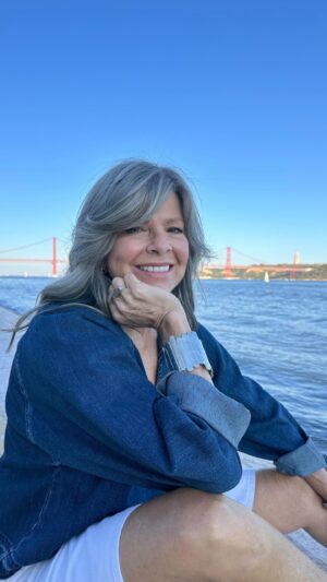 Helena Isabel Instagram - Novo visual, novo trabalho, vida nova! 💇‍♀️👩‍🦳
Que vos parece?
#nofilters 
#newlook 
#greyhairdontcare 
#work
