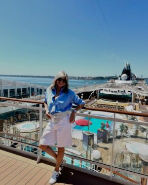 Helena Isabel Instagram - Prestes a partir para uma nova aventura, desta vez para um cruzeiro . Adoro navegar e conhecer novos destinos e esta é certamente a melhor maneira de o fazer, com todas as comodidades e sem estar sempre a fazer e desfazer malas. Já para não falar de toda a animação a bordo, festas temáticas, espectáculos, piscinas e muito sol.
Tive a sorte de poder contar com a @lojadecruzeiros_pt para tratar de toda a organização, sem ter de me preocupar com nada.
Ao longo destes dias irei partilhar convosco algumas das minhas experiências e atividades.
E lá está a minha linda Lisboa a ficar para trás, rumo ao Mediterrâneo 🚢🥰😎🌊

@lojadecruzeiros_pt 
@diamantinomartins 
#mscorchestra 
#summervibes