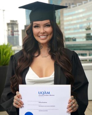 Hélène Boudreau Instagram - The yearbook girl « la fille de l’uqam » mascotte de l’uqam depuis 2021. Remises des diplômes juin 2023 👩🏻‍🎓 enfin je peux me venter que j’ai un bac et l’afficher sur mon mur fièrement. Proud of me de ne jamais avoir lâché même si j’ai été kick out de l’uqam deux fois, même si j’ai coulé des cours, même si j’ai reçu de nombreuses menaces concernant mon parcours, même si j’ai coulé pleins de cours du au stress, même si j’ai été poursuivi devant juge par mon université pendant que j’étais leur étudiante, même si je déteste l’école, même si j’étais pauvres et j’ai dû faire mon métier pour y arriver, même si mon bac m’a pris 6 ans au lieu de 3 ans. Mes chers followers ceci est la preuve en personne que la détermination est plus fort que tout. Si j’ai été capable vous le serez.
