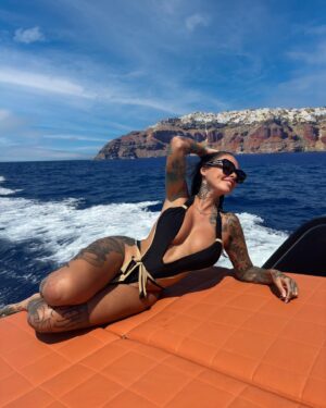 Hélène Boudreau Instagram - Yatch day in santorini 🛟⚓️