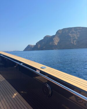 Hélène Boudreau Instagram - Yatch day in santorini 🛟⚓️
