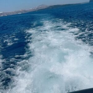 Hélène Boudreau Instagram - Yatch day in santorini 🛟⚓️