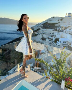 Hélène Boudreau Instagram - Santorini dream 🇬🇷💙