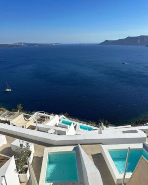 Hélène Boudreau Instagram - Santorini dream 🇬🇷💙