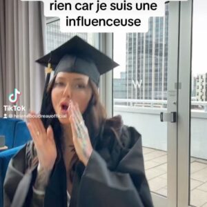 Hélène Boudreau Instagram - The yearbook girl « la fille de l’uqam » mascotte de l’uqam depuis 2021. Remises des diplômes juin 2023 👩🏻‍🎓 enfin je peux me venter que j’ai un bac et l’afficher sur mon mur fièrement. Proud of me de ne jamais avoir lâché même si j’ai été kick out de l’uqam deux fois, même si j’ai coulé des cours, même si j’ai reçu de nombreuses menaces concernant mon parcours, même si j’ai coulé pleins de cours du au stress, même si j’ai été poursuivi devant juge par mon université pendant que j’étais leur étudiante, même si je déteste l’école, même si j’étais pauvres et j’ai dû faire mon métier pour y arriver, même si mon bac m’a pris 6 ans au lieu de 3 ans. Mes chers followers ceci est la preuve en personne que la détermination est plus fort que tout. Si j’ai été capable vous le serez.