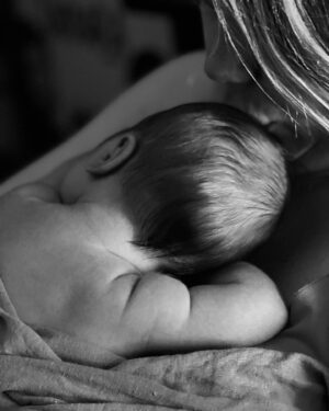 Héloïse Martin Instagram - 1 mois de toi 🫶🏼

Je l’aime tellement cette photo, c’est nous, c’est nos câlins, l’aventure de l’allaitement, tes petits bras potelés…🥹
1 premier mois de bonheur et d’amour…

#momoftwo #1mois #momlife #happyness