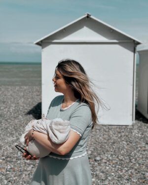 Héloïse Martin Instagram - Sea, baby and sun 🤍