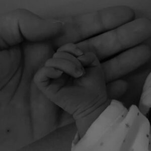 Héloïse Martin Instagram - Charlie 🫶🏼 20.06.2024

Amour intense 
Bonheur infini 

#baby #welcomebabyboy #mumoftwo