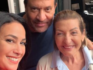 Hend Sabry Instagram - كواليس العمل في مكتب واصف و علاّم ☺️☺️
#مفترق_طرق @Shahidvod
أنا و حنفي..💃🏻
أنا و حماتي ..🤪
أنا و حماتي و عمر المنسي 😱
 أنا و دارين و معتز سليم  و طبعا يحيى 🤭