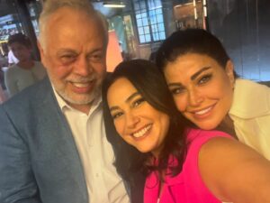 Hend Sabry Instagram - كواليس العمل في مكتب واصف و علاّم ☺️☺️
#مفترق_طرق @Shahidvod
أنا و حنفي..💃🏻
أنا و حماتي ..🤪
أنا و حماتي و عمر المنسي 😱
 أنا و دارين و معتز سليم  و طبعا يحيى 🤭