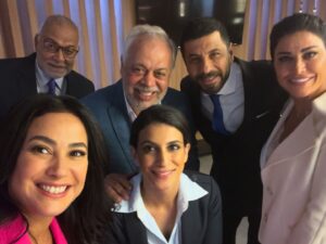 Hend Sabry Instagram - كواليس العمل في مكتب واصف و علاّم ☺️☺️
#مفترق_طرق @Shahidvod
أنا و حنفي..💃🏻
أنا و حماتي ..🤪
أنا و حماتي و عمر المنسي 😱
 أنا و دارين و معتز سليم  و طبعا يحيى 🤭