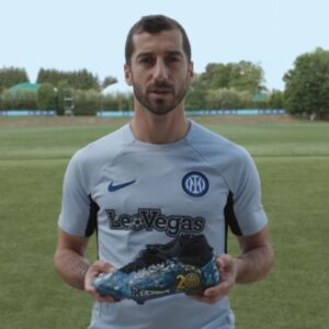 Henrikh Mkhitaryan Instagram - ✍️ WIN customized boots signed by @micki_taryan to celebrate the Scudetto! 🏆

All you have to do:

•⁠ ⁠Follow @micki_taryan & @433
•⁠ ⁠Tag 2️⃣ friends

Winner will be announced May 27th.

Good luck! 🙏