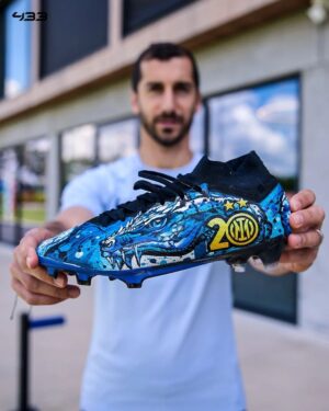 Henrikh Mkhitaryan Instagram - ✍️ WIN customized boots signed by @micki_taryan to celebrate the Scudetto! 🏆

All you have to do:

•⁠ ⁠Follow @micki_taryan & @433
•⁠ ⁠Tag 2️⃣ friends

Winner will be announced May 27th.

Good luck! 🙏