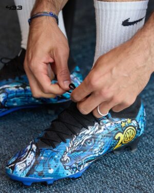 Henrikh Mkhitaryan Instagram - ✍️ WIN customized boots signed by @micki_taryan to celebrate the Scudetto! 🏆

All you have to do:

•⁠ ⁠Follow @micki_taryan & @433
•⁠ ⁠Tag 2️⃣ friends

Winner will be announced May 27th.

Good luck! 🙏
