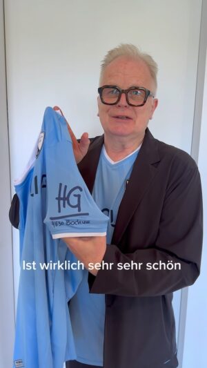 Herbert Grönemeyer Instagram - Passend zum Jubiläum der Bochum Platte, haben der @vflbochum1848.official und ich uns zusammengetan und etwas Wunderbares gebastelt. 
Das neue (Auswärts-)Sondertrikot, welches am 18. August erstmalig zur Pokalrunde getragen wird, trägt meine Initialien. 
Ihr könnt dieses Trikot im Onlineshop des VfL Bochum vorbestellen und gleichzeitig an einem Gewinnspiel teilnehmen. Unter allen 4630 Trikots werden 46 von der Mannschaft und 30 von mir signierte Trikots verlost. 

Den Link zum Shop findet ihr in der Story. 
Und wir drücken euch und der Mannschaft die Daumen für den 18.! 💪🏻

#4630Bochum