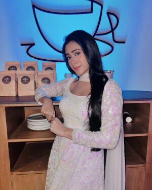 Hiba Nawab Instagram - Love and peace♥️✌🏻