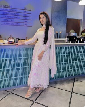 Hiba Nawab Instagram - Love and peace♥️✌🏻