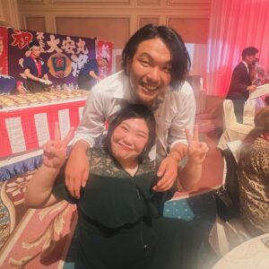 Hiccorohee Instagram - 幸せお裾分けしてもろた式
泣いて笑ってめっちゃええ式やった

1.せいやと顔出しOKなおじいちゃん
2.クマモリペア
3.イナヒコペア
4.わしによる代表スピーチ
5.釣りバカせいや
6.小林さんがずっとジャンケン勝ち続けていた
7.粗品スピーチ
8.よく泣いてよく笑うモリシ
9.ずっとおもろかったナダル
10.一生お幸せに！！