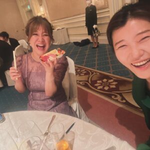 Hiccorohee Instagram - 幸せお裾分けしてもろた式
泣いて笑ってめっちゃええ式やった

1.せいやと顔出しOKなおじいちゃん
2.クマモリペア
3.イナヒコペア
4.わしによる代表スピーチ
5.釣りバカせいや
6.小林さんがずっとジャンケン勝ち続けていた
7.粗品スピーチ
8.よく泣いてよく笑うモリシ
9.ずっとおもろかったナダル
10.一生お幸せに！！