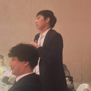 Hiccorohee Instagram - 幸せお裾分けしてもろた式
泣いて笑ってめっちゃええ式やった

1.せいやと顔出しOKなおじいちゃん
2.クマモリペア
3.イナヒコペア
4.わしによる代表スピーチ
5.釣りバカせいや
6.小林さんがずっとジャンケン勝ち続けていた
7.粗品スピーチ
8.よく泣いてよく笑うモリシ
9.ずっとおもろかったナダル
10.一生お幸せに！！