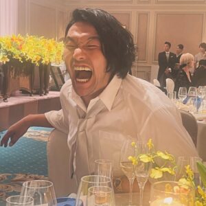 Hiccorohee Instagram - 幸せお裾分けしてもろた式
泣いて笑ってめっちゃええ式やった

1.せいやと顔出しOKなおじいちゃん
2.クマモリペア
3.イナヒコペア
4.わしによる代表スピーチ
5.釣りバカせいや
6.小林さんがずっとジャンケン勝ち続けていた
7.粗品スピーチ
8.よく泣いてよく笑うモリシ
9.ずっとおもろかったナダル
10.一生お幸せに！！