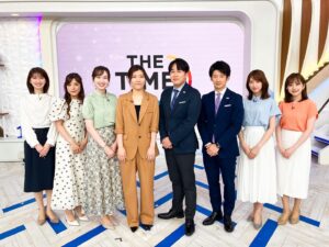 Hiccorohee Instagram - 2024年の7月、きみは朝の番組のTHE TIMEにマンスリーレギュラーとして出演するんや

マンスリーレギュラーってなんや？ときみは思うかもしれんけど、2024年にはそういうのがあるんや

毎週すごい時間にタクシーが迎えにくることにおったまげるが、
番組の人々はもっとすごい時間に大集合して業務をしているのに
こんなどこの馬の骨かわからん女にも丁寧に親切にしてくれるから
そっちのほうにもっとおったまげることになるんや

アナウンサーの人々は爽やかで朝に似つかわしい顔面や佇まいをしており、
ちゃんと夜に風呂に入っていそうな人々がたくさんいるんや

それを見てきみもなるべく夜に風呂入りたいなあと思い
挑戦はしてみるものの、たった一回しか成功はせず、
だいたいは朝に風呂に入ることを繰り返しているが、
それでも挑戦することをやめなかったその根性に敬礼もんやで

朝の番組をつくることは並大抵のことじゃないとうっすら思っていたきみは、
きみなりに精一杯、爽やかにおはようございますなどと言うも、
インターネットの人たちに「なんなんだこいつの顔は」「こいつは二日酔いではないのか」「どうしてこんなに眠そうにしているのか」などと議論を呼ぶこととなり、

一生懸命に笑顔でダンスを踊るも、
番組公式のXのアカウントで動画を切り取られ
「全然踊れていないヒコロヒー！」などと晒し者にされ、
それを見たインターネットの人たちに「ストレッチが足りていないのではないか」「間接は正常の位置にあるのか」「こんなに踊りが覚えられないのは記憶力に何かあるのではないか」などとやみくもにご心配をおかけする事態となるけれど、

それでもインターネットの人たちや視聴者の人たち、番組の人々は最後であたたかく見守ってくれるやで
7月の変な月曜の朝を楽しんでくれたみなさんどうもありがとうございました

他校にかちこみに行くような凄まじい勢いでドアから出てくる大量のシマエナガも、
踊るだけ踊ったらキレた時のおかんくらいでかい音たててドア閉めて一斉に帰っていくシマエナガの習性も愛くるしかった

たった1ヶ月ぽっきりやのにたのしかったんや
不祥事をおこしてニュースで取り扱われへんように気をつけるんや

最後に番組のみなさんからすてきなプレゼントいただきましたが
それはないしょにしておくよ
ありがとうザタイム、さようならザタイム
〜お元気で〜

ネットニュースのみなさん
こんな他愛もない投稿のことはぜひ記事にしないでいただけるとありがたいものです
いつもご理解頂いてどうもありがとうございます！
